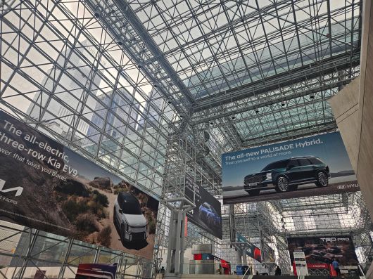 16일(현지시각) 미국 뉴욕 제이컵 재비츠 컨벤션 센터에서 개최된 2025 뉴욕 국제 오토쇼 로비에 현대차그룹의 대형 광고판이 설치돼 있다. /김지환 기자