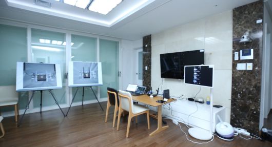 대전광역시 유성구 과학로에 위치한 LG유플러스 대전 R&D센터 내 ‘홈 무선 환경 시험실’은 홈 제품을 실제 고객 사용 환경에서 검증하고자 아파트 공간을 그대로 조성했다. /LG유플러스 제공