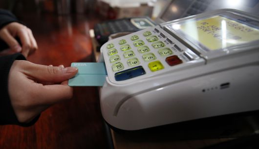 카드 결제하는 모습. /뉴스1