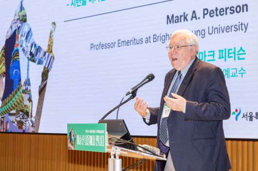 마크 피터슨 미국 브리검영대 명예교수가 지난 25일 서울시청에서 열린 학술대회에서 이순신 장군에 대해 설명하고 있다. /서울시 제공