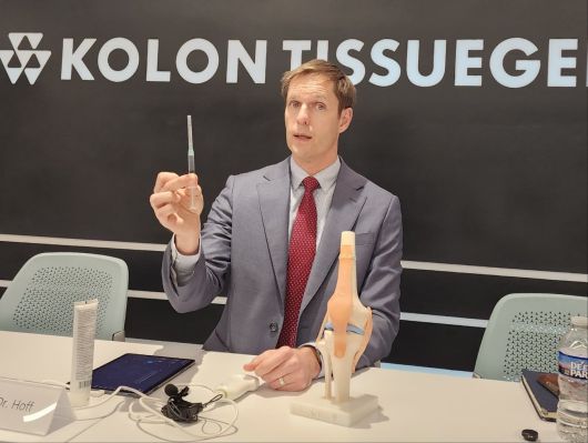 코오롱티슈진의 임상의가 지난 3월 11일(현지 시각) 미국 메릴랜드주 록빌의 코오롱티슈진 본사에서 TG-C 주사를 들어 보이고 있다. /연합뉴스