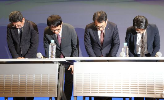 유영상 SK텔레콤 대표이사(왼쪽 세번째)를 포함한 경영진이 2일 서울 중구 SKT타워에서 열린 유심 정보 유출 관련 일일 브리핑에서 허리 숙여 사과하고 있다. /연합뉴스