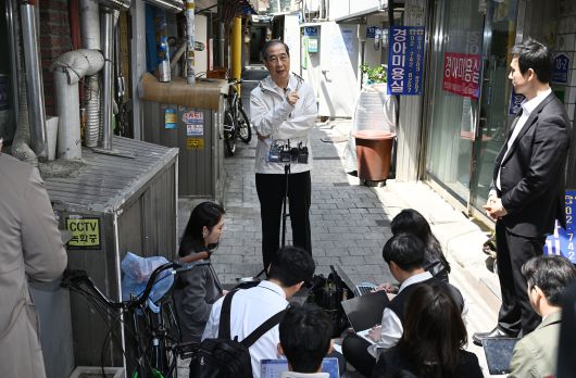 한덕수 전 국무총리가 2일 서울 종로구의 한 식당에서 오세훈 서울시장과 오찬 간담회를 마치고 백브리핑을 하고 있다.  [공동취재]/연합뉴스