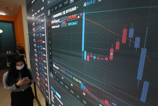 위믹스 시세가 표시된 차트. 위믹스 상장폐지가 결정된 직후 위믹스 시세는 폭락했다. 해당 사진은 지난 2022년 12월 8일 오전 서울 서초구 빗썸 고객지원센터에 위믹스 시세가 표시되고 있는 모습. /뉴스1