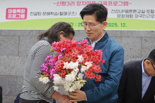 국민의힘 김문수 대선 후보가 4일 한센인 마을인 경기도 포천시 장자마을을 방문해 주민으로부터 꽃다발을 받고 있다. /연합뉴스