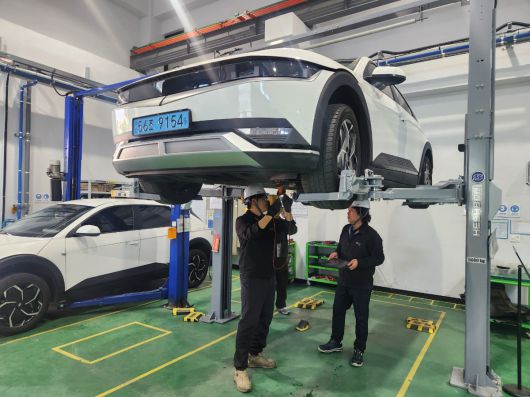 29일 경기 군포시의 포엔 연구실에서 연구원들이 입고된 차량에 탑재된 배터리를 점검하고 있다. / 진상훈 기자