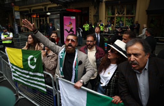 영국 런던 소재 인도국 런던 소재 인도고등판무관사무소에 인도의 파키스탄 공습을 규탄하는 세력이 시위를 벌이고 있다. /연합뉴스