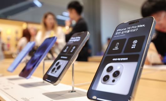 서울 중구 명동 애플스토어에 전시된 '아이폰16 시리즈'./뉴스1