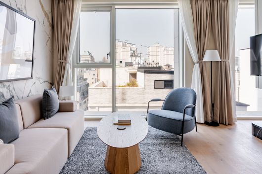 블루그라운드코리아 1호점 '아스티논현' 거실의 모습./브루그라운드코리아 제공