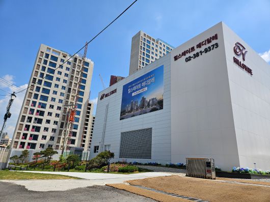 7일 오전 서울 은평구 대조동 ‘힐스테이트 메디알레’ 공사현장과 견본주택. /방재혁 기자