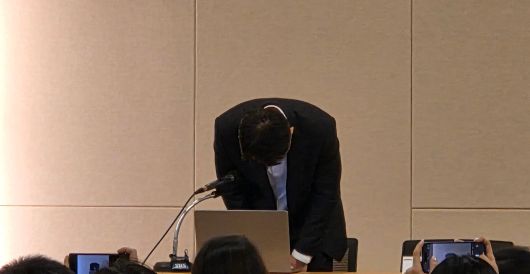 김석환 위믹스 재단 대표가 올해 3월 위메이드 사옥에서 열린 긴급 간담회에서 고개를 숙이고 있다./뉴스1