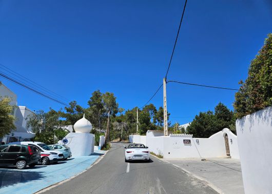 지난달 28일(현지 시각) 스페인 발레아레스 제도 이비사 섬에서 메르세데스-벤츠 마이바흐 SL680 모노그램 차량을 주행하는 모습. /권유정 기자