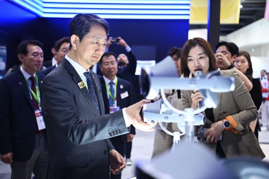 안덕근 산업통상자원부 장관이 13일 '2025 오사카 엑스포장' 내 한국우수상품전에서 삼성전자 제품을 둘러보고 있다. /산업통상자원부 제공