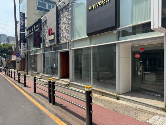 지난 13일 오후 3시 제주시 연동의 한 거리에 1층 상가들이 연달아 비어있다. /박지윤 기자