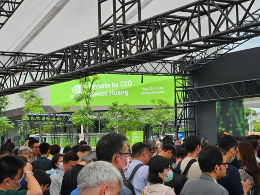 19일(현지시각) 아시아 최대 IT·컴퓨팅 전시회 '컴퓨텍스 2025' 젠슨 황 엔비디아 최고경영자(CEO) 기조연설장에 들어서기 위해 관중이 대기하고 있는 모습./타이베이=전병수 기자