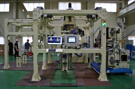 5월 15일 충북 청주시 엠플러스 2공장에서 전극 자동 공급 장치가 가동되고 있다. /엠플러스 제공