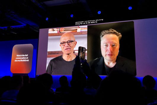 마이크로소프트(MS)는 19일(현지시각) 미국 워싱턴주 시애틀에서 개최한 연례 개발자 콘퍼런스 ‘빌드 2025’에서 사티아 나델라 MS 최고경영자(CEO)와 일론 머스크 테슬라 CEO간 사전녹화 대담을 공개했다. /연합뉴스