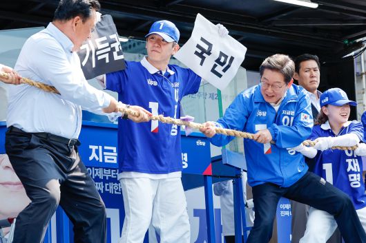 이재명 더불어민주당 대통령 후보가 캐스팅보트인 충청권 공략에 나선 25일 오후 충남 당진전통시장을 찾아 기득권과 국민의 줄다리기 중 국민이 이긴다는 의미의 퍼포먼스를 하고 있다./뉴스1