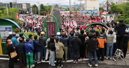 김문수 국민의힘 대통령 후보가 24일 경북 구미시 박정희 전 대통령 생가 인근에서 집중유세를 하고 있다. /뉴스1