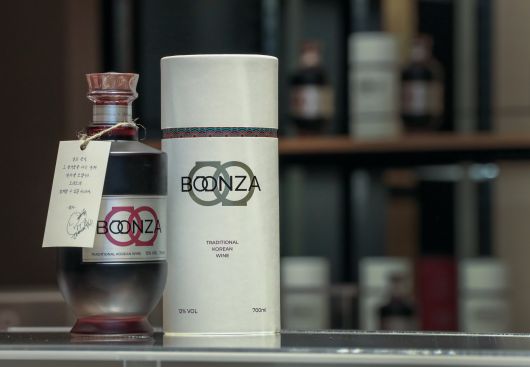 서울 신세계면세점 명동점에서 판매되는 가수 겸 미식가 최자가 만든 복분자 와인. /박성원 기자