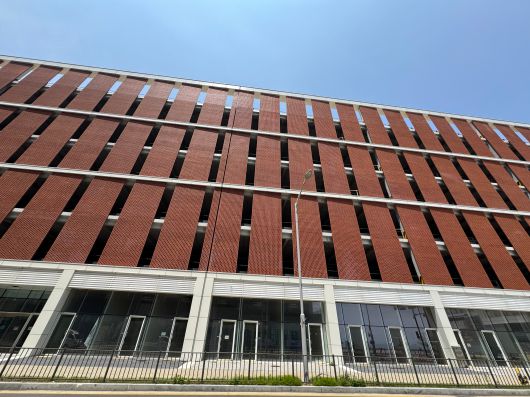 지난 26일 오후 2시 경기 시흥 정왕동 웨이브파크 뒷편에 자리한 한 상가건물 전경. /사진=박지윤 기자