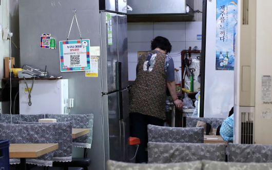 서울의 한 식당에서 소상공인이 장사를 준비하고 있다. /뉴스1