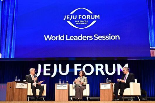 김성환 전 외교통상부장관(왼쪽)의 사회로 아로요 전 필리핀 대통령과 다닐로 튀르크 전 슬로베니아 대통령이 세계지도자세션에서 평화와 공동번영을 위한 혁신에 대해 논의하고 있다.
