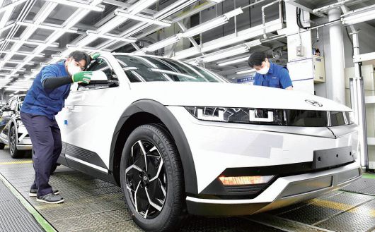 현대차 울산공장의 아이오닉5 생산라인에서 근로자들이 조업하고 있다./ 현대차 제공