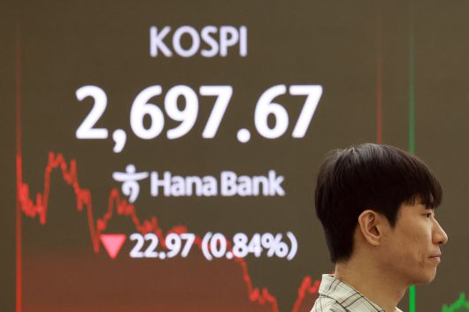 30일 서울 중구 하나은행 본점 딜링룸에서 딜러들이 업무를 보고 있다. 이날 코스피지수는 전 거래일보다 22.97포인트(0.84%) 내린 2697.67로 마감했다. /연합뉴스