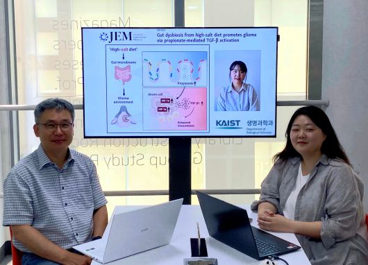 이흥규 한국과학기술원(KAIST) 생명과학과 교수팀은 짠 음식 섭취로 인한 장내 미생물 구성 변화가 뇌종양 악화에 영향을 미친다는 사실을 연구를 통해 밝혀냈다. 사진은 이흥규 교수(왼쪽)와 김채원 박사(중간), 김현진 박사(오른쪽)./KAIST
