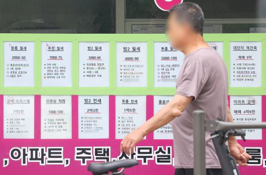지난 5월 한달 동안 가계대출 잔액이 6조원 넘게 증가한 것으로 알려졌다. 지난달 말 기준금리가 인하됐고, 금융 당국의 거시건전성 관리 강화 효과는 오는 8~9월부터 본격적으로 반영되는 점 등을 고려하면 당분간 가계대출 증가세가 꺾이기 어렵다는 관측도 나온다. 사진은 지난 2일 서울 시내 한 부동산. /연합뉴스
