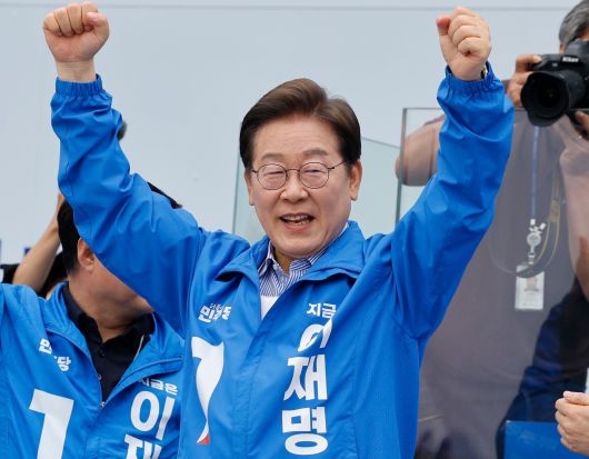 이재명 더불어민주당 대통령 후보가 제21대 대통령선거를 하루 앞둔 2일 지지를 호소하고 있다./뉴스1