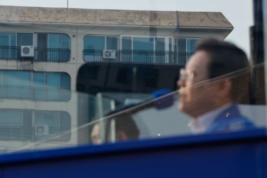 이재명 더불어민주당 대통령 후보가 제21대 대통령선거 사전투표 첫날인 지난달 29일 오후 서울 서초구 고속버스터미널광장에서 지지를 호소하고 있는 가운데 이 후보 너머로 반포의 한 아파트가 보이고 있다. /뉴스1