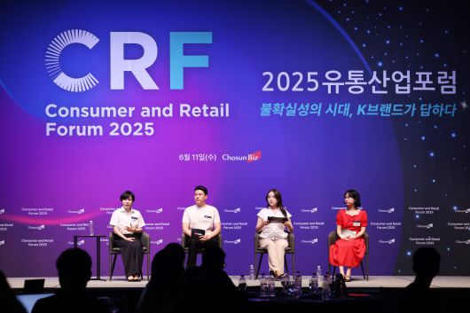 (왼쪽부터) 이현진 유튜브 크리에이터·쇼핑 파트너십 총괄, 유튜브 채널 '소개팁'을 운영하는 권동현 씨, 이예린 씨와 유튜브 크리에이터 '스칼렛언니'. /조선비즈