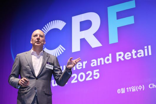 케일럽 힐 쿠팡 광고 부문 부사장이 11일 서울 중구 웨스틴조선호텔에서 열린 '2025 조선비즈 유통산업포럼'에 참석해 '쿠팡, 한국 리테일 시장과 소상공인 비즈니스를 혁신하다'를 주제로 기조강연을 하고 있다. /조선비즈