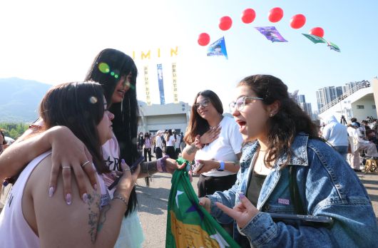 11일 오전 경기 연천군 연천공설운동장에서 전역을 마친 방탄소년단(BTS)의 지민과 정국을 본 브라질 아미(방탄소년단 팬덤명)들이 감격에 겨워 눈물을 흘리며 기쁨을 표현하고 있다. /뉴스1