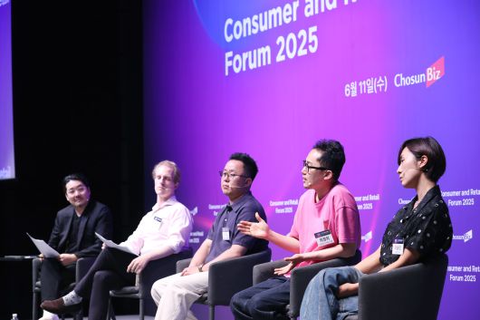 'K브랜드의 지속가능성'을 주제로 열린 2025 유통산업포럼 패널 토의 세션. (왼쪽부터) 김성준 시몬스 브랜드전략기획부문 부사장, 콜린 마샬 더 뉴요커 칼럼니스트, 이준성 하고하우스 전략 본부장, 최정희 앤더슨벨 대표, 이승민 어뮤즈 대표. /조선비즈