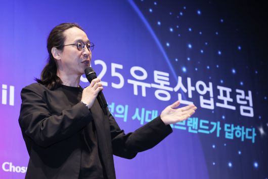 송길영 작가가 11일 서울 중구 웨스틴조선호텔에서 열린 '조선비즈 2025 유통산업 포럼'에서 강연하고 있다. /조선비즈