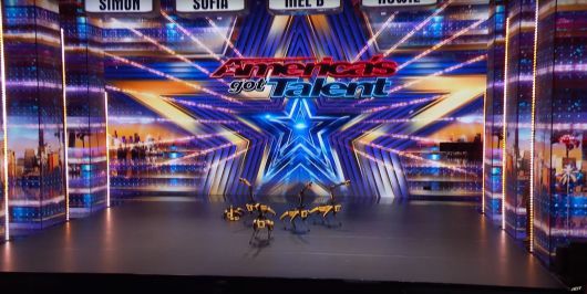 미국 TV쇼 ‘아메리카 갓 탤런트’에서 보스턴다이나믹스 스팟이 노래에 맞춰 안무를 선보이고 있다. /아메리카 갓 탤런트 유튜브 캡처