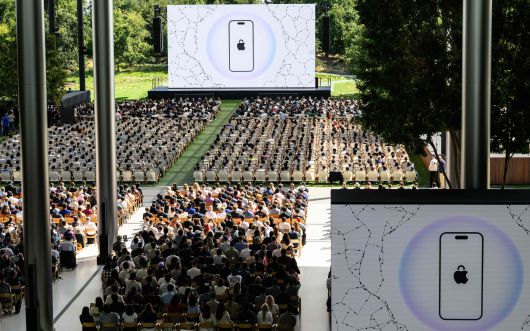 관중들이 9일(현지시각) 미국 캘리포니아주 쿠퍼티노 애플 본사에서 열린 연례 세계개발자회의(WWDC25) 발표를 보고있다./AFP연합뉴스