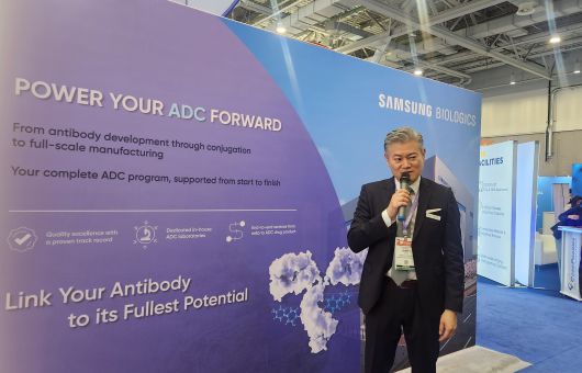 제임스 최 삼성바이오로직스 영업지원담당 부사장은 16일(현지 시각) 삼성바이오로직스 전시 부스를 찾은 참관객들을 직접 맞이하며 부스 구역별 특징을 소개했다. /보스턴=허지윤 기자.