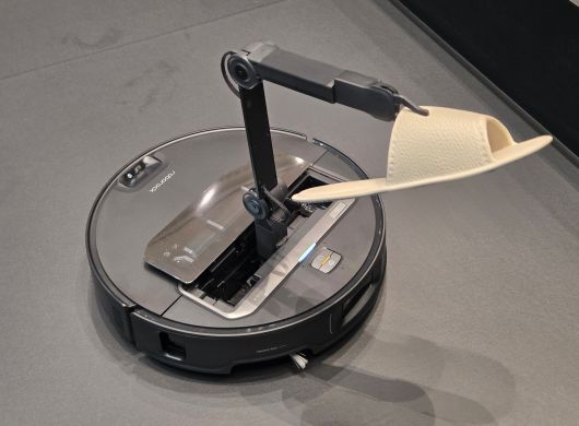 5축 로봇 팔이 달린 로보락 로봇청소기 ‘사로스 Z70’./최지희 기자
