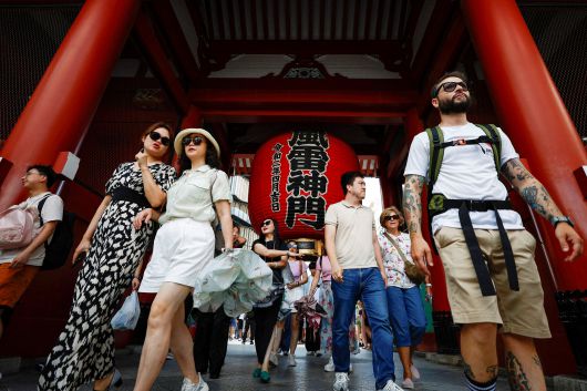2024년 8월 일본 도쿄 센소지 사원을 방문한 방문객들이 가미나리몬 문을 통과하고 있다. /로이터뉴스1
