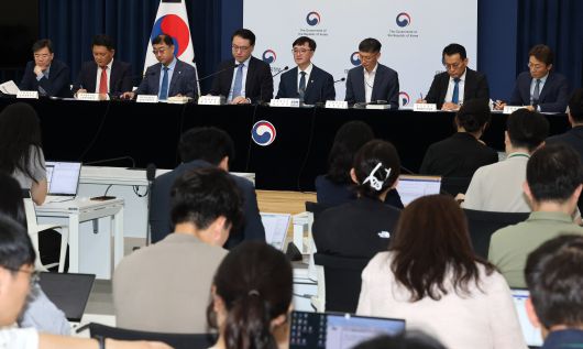 기획재정부 임기근 2차관이 지난 18일 정부세종청사 민원동 공용 브리핑실에서 새 정부 추가경정예산안에 관해 설명하고 있다. /연합뉴스