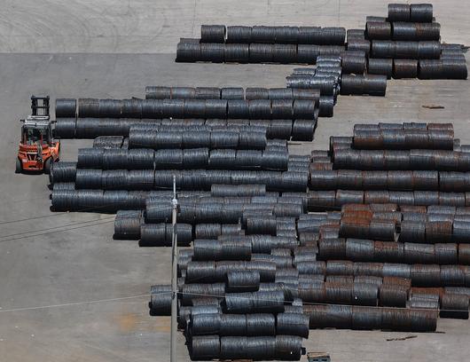 미국이 외국산 철강·알루미늄 제품에 대해 50%로 인상된 관세를 부과하기로 한 가운데, 관세가 발효된 4일 경기도 평택항에 철강 제품이 쌓여 있다. /연합뉴스