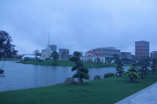 호수를 중심으로 조성된 화웨이 상하이연구센터 전경. 이곳 호수는 인근 담수호인 뎬산호(淀山湖)에서 물을 끌어와 만들었다. /조선비즈