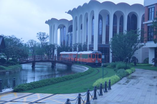 화웨이 상하이연구센터 건물들 사이를 지나는 열차. /조선비즈