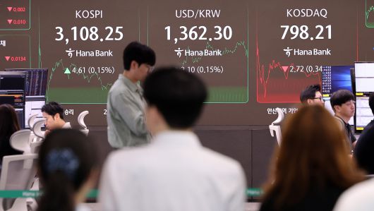 25일 서울 중구 하나은행 딜링룸 전광판에 코스피 종가가 표시되고 있다. 이날 코스피 지수는 전 거래일 대비 4.61포인트(0.15%) 오른 3108.25로 마감했다. 코스닥 지수는 전장보다 2.72포인트(0.34%) 내린 798.21로 거래를 마쳤다. /뉴스1