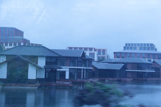 화웨이 상하이 연구센터에서 볼 수 있는 중국 전통 가옥 수이전(水鎮)풍의 건물들. /조선비즈