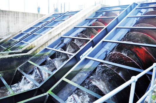 영국 잉글랜드 북부 티(Tees) 강 북쪽 제방에 있는 인공 급류 코스에 있는 양수 펌프. 아르키메데스 나사의 원리를 이용한 것이다./Tees Barrage International White Water Centr